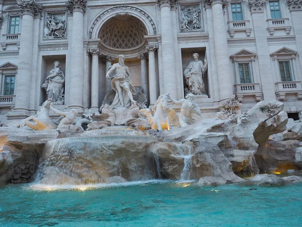 Fontana di Trevi, una popolare destinazione turistica in Italia con essere — Foto Stock