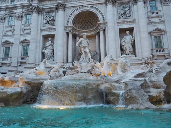 Fontana di Trevi, popularny cel turystyczny we Włoszech z być — Zdjęcie stockowe