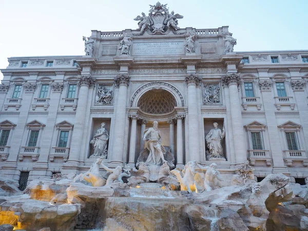 Fontana di Trevi, popularny cel turystyczny we Włoszech z być — Zdjęcie stockowe