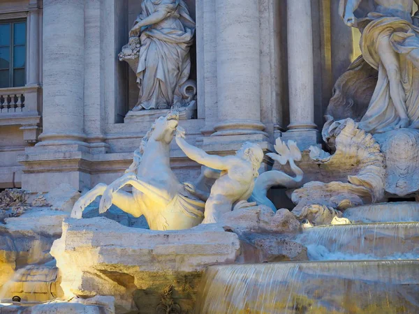 Fontana di Trevi, um destino turístico popular na Itália com ser — Fotografia de Stock