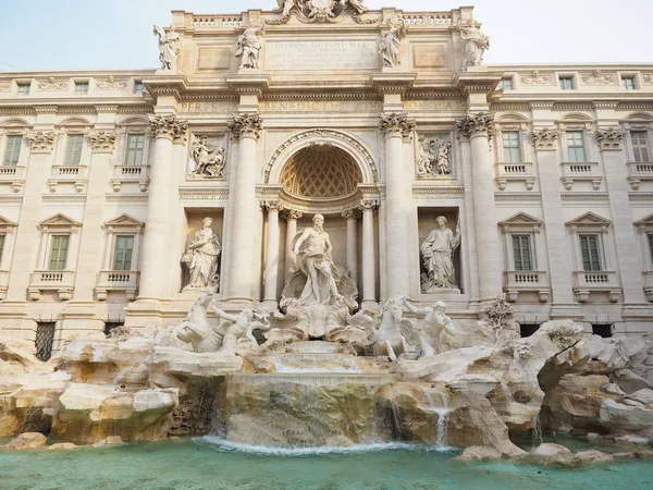 Fontana di Trevi, um destino turístico popular na Itália com ser — Fotografia de Stock