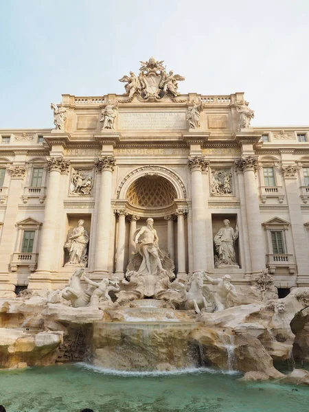 Fontana di Trevi, a popular tourist destination in Italy with be — Stock Photo, Image