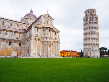 Turistler Pisa Kulesi, İtalya gitmek ister.