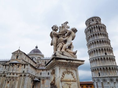Turistler Pisa Kulesi, İtalya gitmek ister.