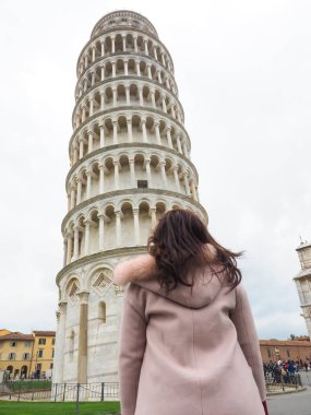 Turistler Pisa Kulesi, İtalya gitmek ister.