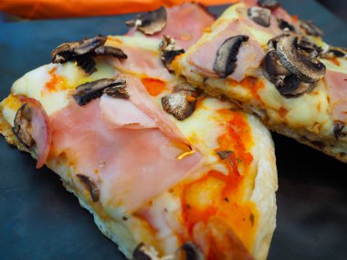 Jambonlu pizza, peynir, mantar, İtalya'da ünlü yemekler