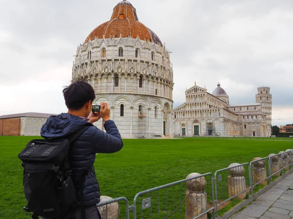 Turistler Pisa Kulesi, İtalya gitmek ister. — Stok fotoğraf