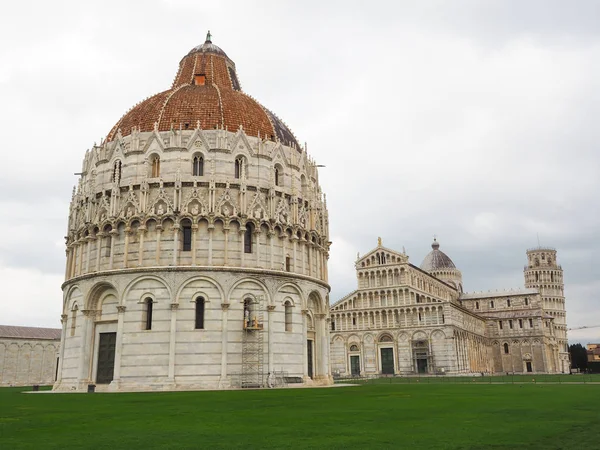 A los turistas les gusta ir a la Torre de Pisa, Italia . — Foto de Stock