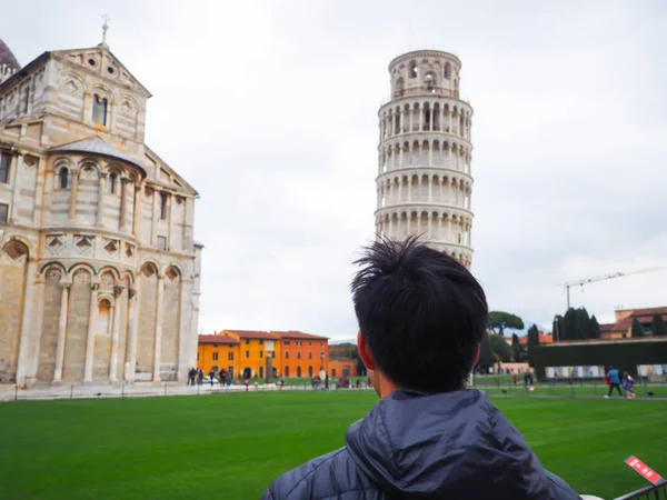 Turisté rádi jdou do věže Pisa, Itálie. — Stock fotografie