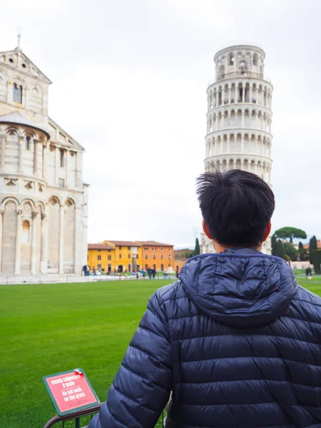 A los turistas les gusta ir a la Torre de Pisa, Italia . — Foto de Stock