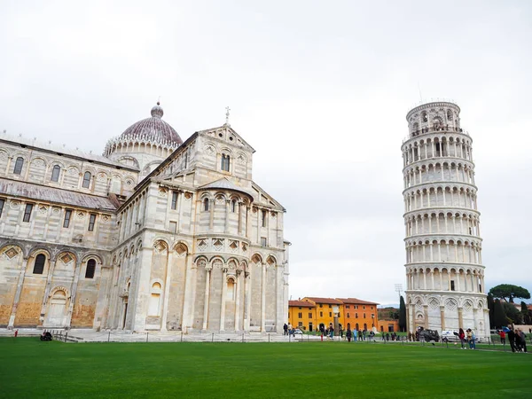 A los turistas les gusta ir a la Torre de Pisa, Italia . — Foto de Stock