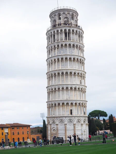 A los turistas les gusta ir a la Torre de Pisa, Italia . — Foto de Stock