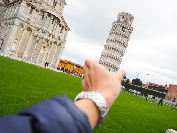 Turistler Pisa Kulesi, İtalya gitmek ister. — Stok fotoğraf