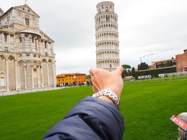 Turistler Pisa Kulesi, İtalya gitmek ister. — Stok fotoğraf