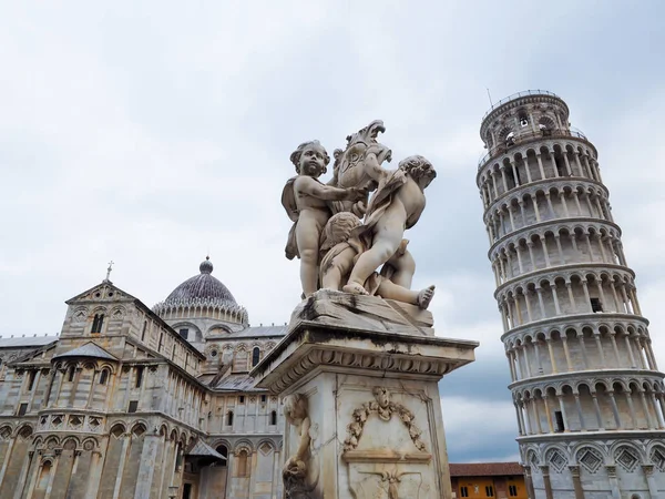 A los turistas les gusta ir a la Torre de Pisa, Italia . — Foto de Stock