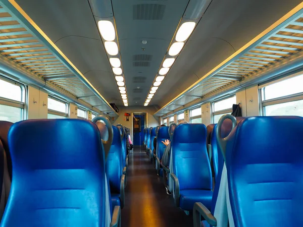 Modrá židle v železničních vagónku — Stock fotografie