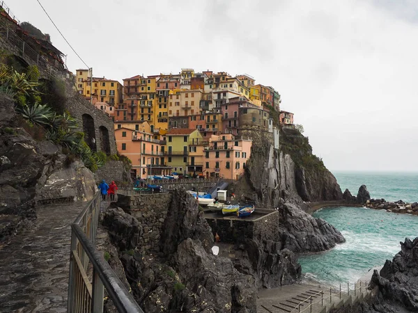 Krásné přímořské městečko v Itálii v manarole. — Stock fotografie