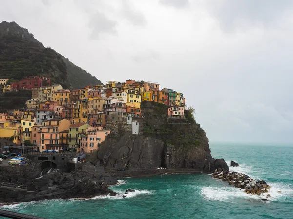 Manarola belle ville balnéaire de l'Italie par une journée orageuse . — Photo