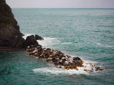 Fırtınalı bir günde İtalya'nın Manarola güzel sahil kasabası.