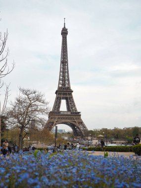 Paris Eyfel Kulesi, turistler için popüler bir yer