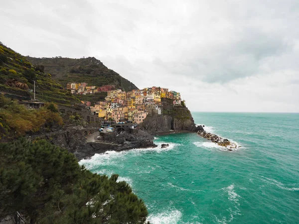 Manarola bela cidade à beira-mar da Itália em um dia tempestuoso . — Fotografia de Stock