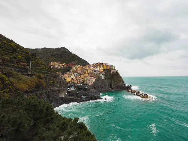 Manarola bela cidade à beira-mar da Itália em um dia tempestuoso . — Fotografia de Stock