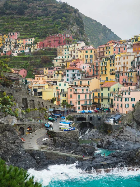 Manarola bela cidade à beira-mar da Itália em um dia tempestuoso . — Fotografia de Stock