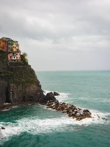 Manarola bela cidade à beira-mar da Itália em um dia tempestuoso . — Fotografia de Stock