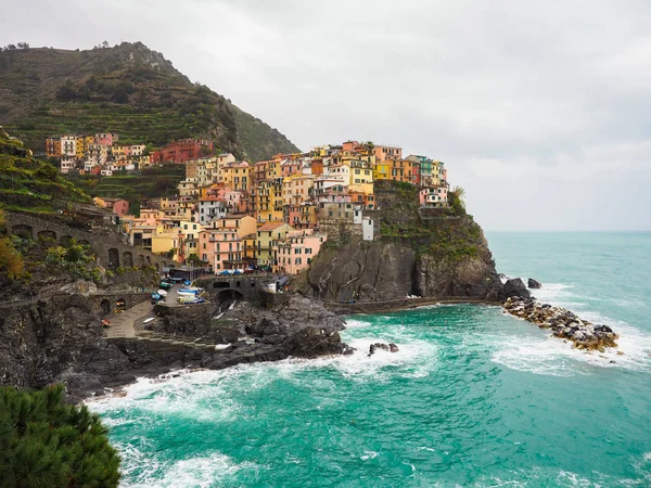 Manarola bela cidade à beira-mar da Itália em um dia tempestuoso . — Fotografia de Stock