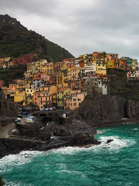 Manarola bela cidade à beira-mar da Itália em um dia tempestuoso . — Fotografia de Stock