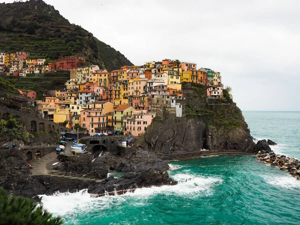 Manarola bela cidade à beira-mar da Itália em um dia tempestuoso . — Fotografia de Stock