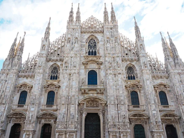 Vackra katedralen i staden Milano, Italien — Stockfoto