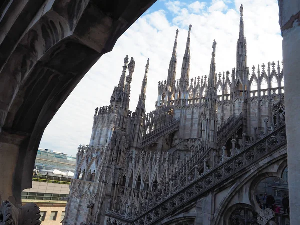 Vackra katedralen i staden Milano, Italien — Stockfoto
