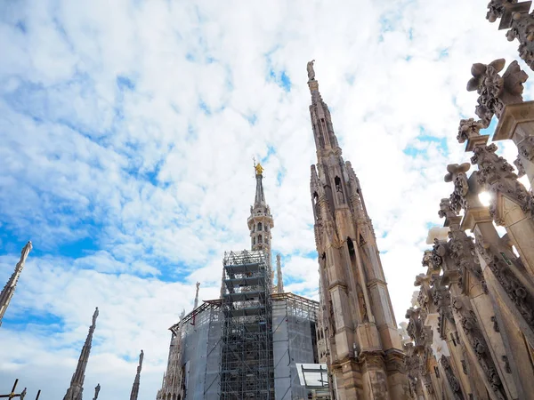 Hermosa catedral en la ciudad de Milán, Italia — Foto de Stock