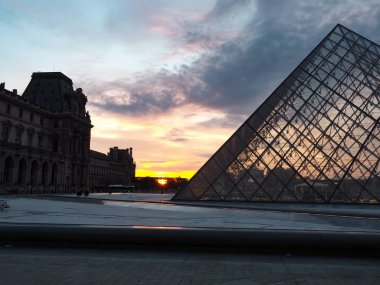 Fransa Louvre Müzesi. Gezginler bir kez görmek istiyorum.