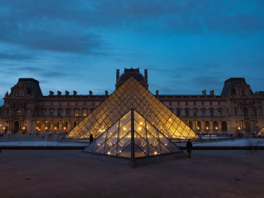 Fransa Louvre Müzesi. Gezginler bir kez görmek istiyorum.