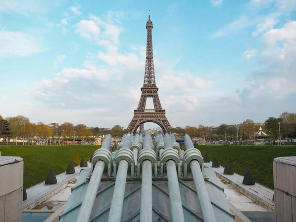 Paris Eyfel Kulesi, turistler için popüler bir yer