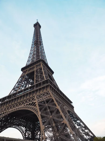 Eiffeltornet i Paris, populär plats för turister — Stockfoto