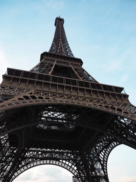 Torre Eiffel di Parigi, luogo popolare per i turisti — Foto Stock