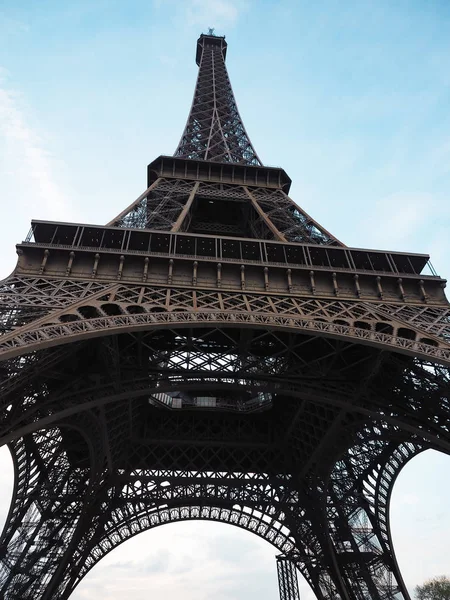 Torre Eiffel di Parigi, luogo popolare per i turisti — Foto Stock