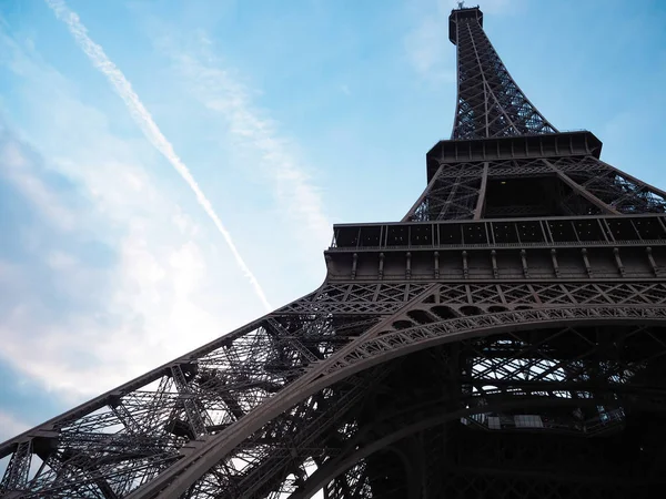 Eiffeltornet i Paris, populär plats för turister — Stockfoto