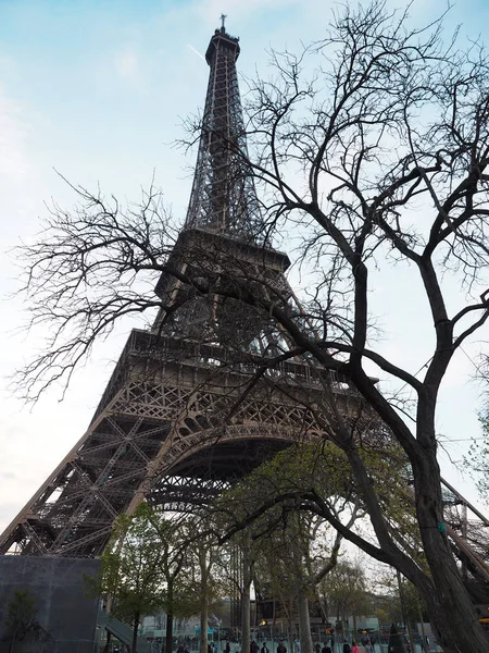 Eiffeltornet i Paris, populär plats för turister — Stockfoto