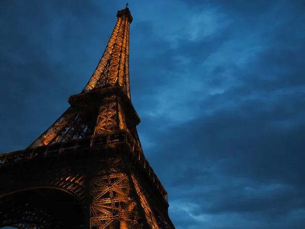 Paris Eyfel Kulesi, turistler için popüler bir yer — Stok fotoğraf