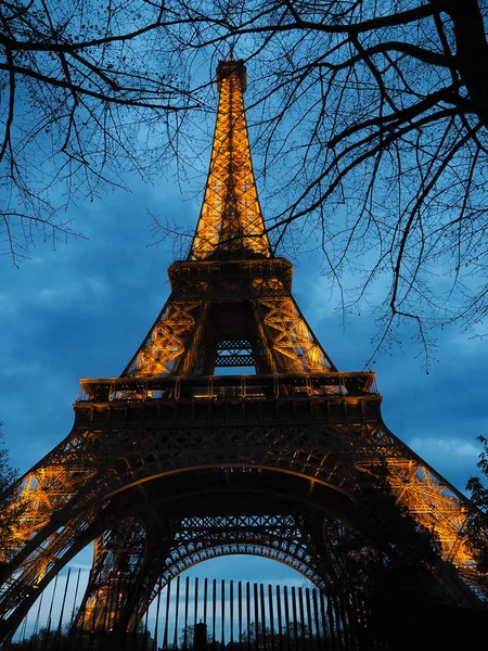 Torre Eiffel di Parigi, luogo popolare per i turisti — Foto Stock