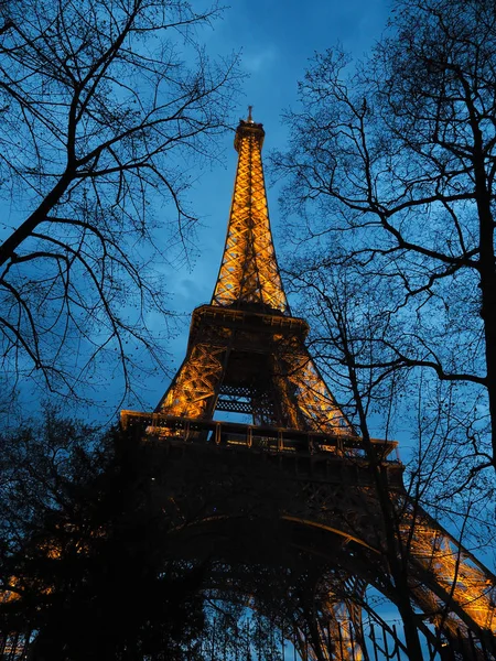 Paris Eyfel Kulesi, turistler için popüler bir yer — Stok fotoğraf