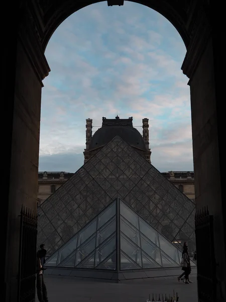 Museo del Louvre de Francia. Los viajeros quieren verlo una vez . —  Fotos de Stock