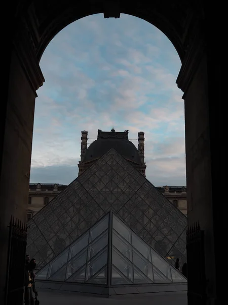 Louvren i Frankrike. Resenärer vill se det en gång. — Stockfoto