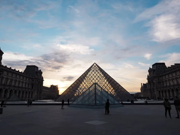 フランスのルーブル美術館。旅行者は一度それを見たい. — ストック写真