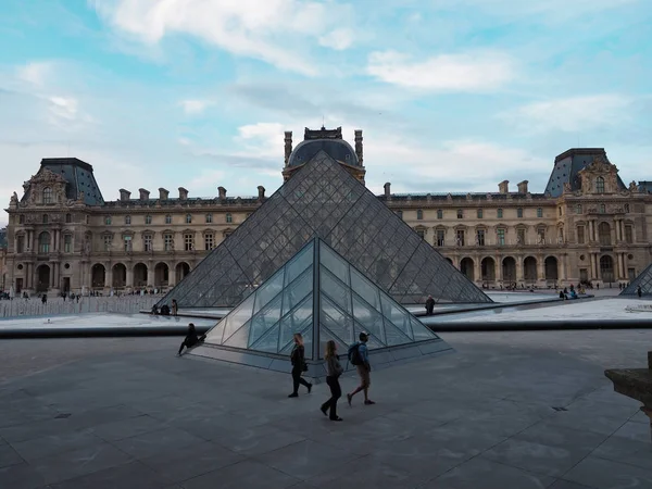 Museo del Louvre di Francia. I viaggiatori vogliono vederlo una volta . — Foto Stock