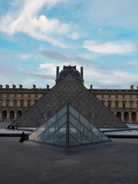 Fransa Louvre Müzesi. Gezginler bir kez görmek istiyorum. — Stok fotoğraf